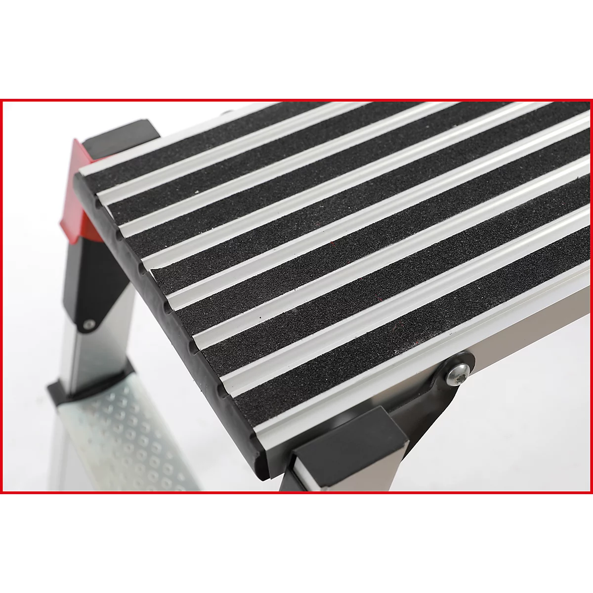 Nahaufnahme einer Trittfläche. Aluminium-Trittfläche mit schwarzen rutschfesten Streifen.